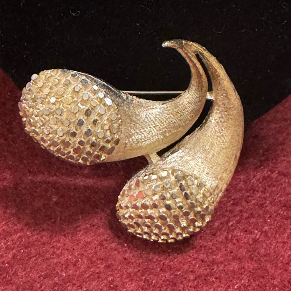 Vintage signed BSK gold tone modernist 1960s textured double comet brooch